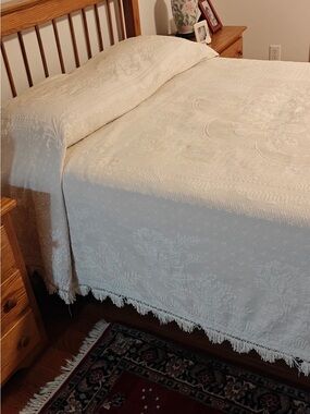 Bates Abigail Adams double size Elegant Cream Tufted Bedspread with Fringe